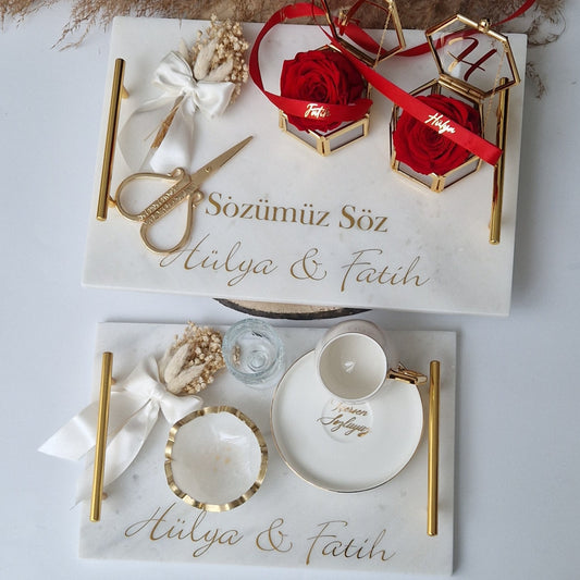 Bandeja para café y anillo de bodas con rosas eternas doradas