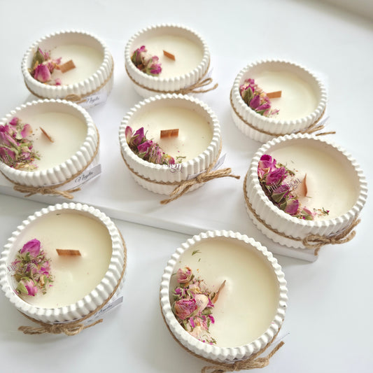 Bougie en jesmonite – Roses séchées