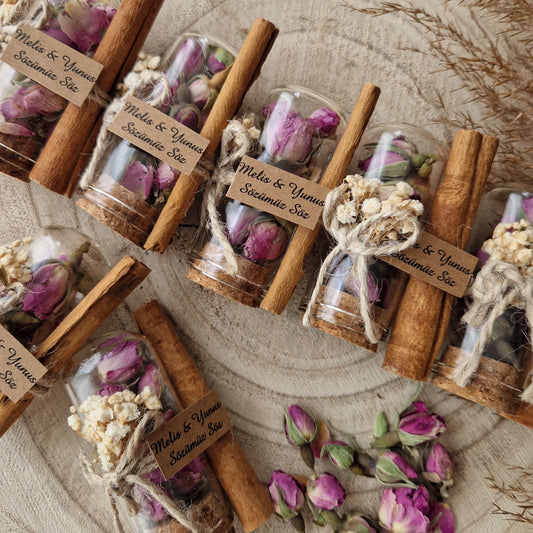 Frasco de canela y rosa seca